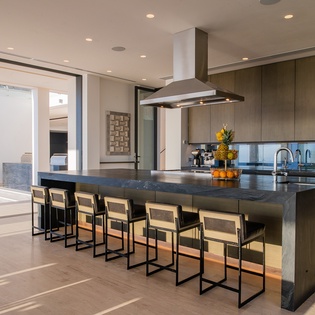 Fully equipped kitchen with bar seating