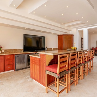 Fully equipped kitchen with bar seating