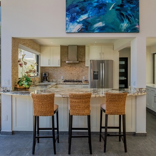 Fully equipped kitchen with bar seating