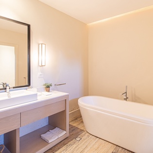 En suite bathroom with bath tub