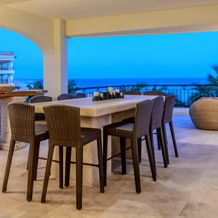 Outdoor dining that seats 10