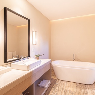 En suite bathroom with bath tub