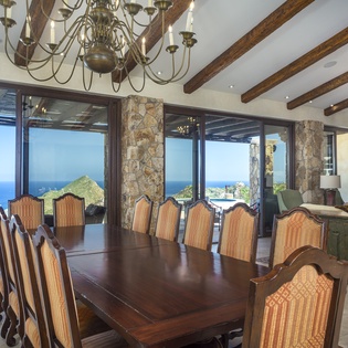 Dining room that can seat up to 14