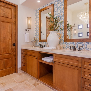 En suite bathroom with double sink