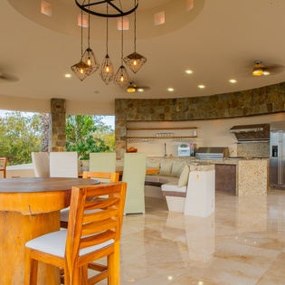 Dining area and fully equipped kitchen