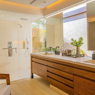 En-suite bathroom with walk-in shower