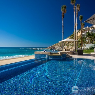 Pool & Beachside