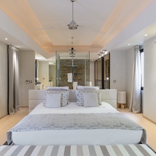 Unwind in your tranquil retreat with soft neutral tones and a spa-inspired en-suite just beyond the bed—a peaceful escape for your getaway.