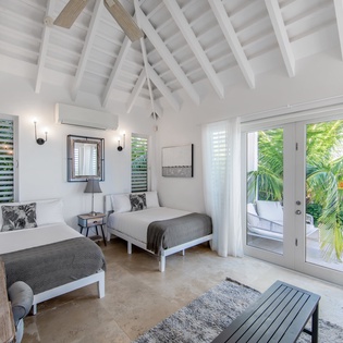 bedroom-1-pearl-east-at-the-pearls-track2