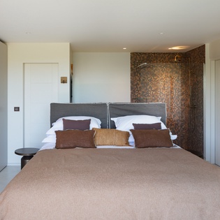 studio-bedroom-2-senna-track2