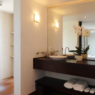 guest-bathroom-2-the-view-track1