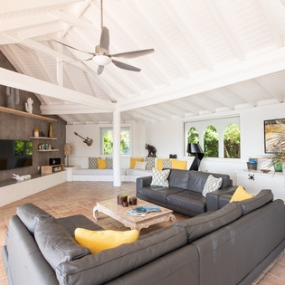living-room-belle-fontaine-track1