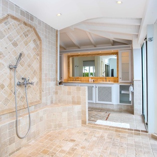 32-SoleLuna-Bathroom1