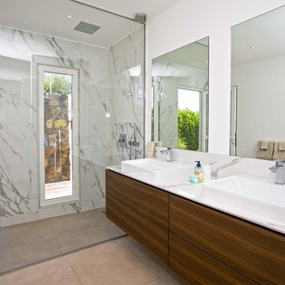 30-Aqua-Bathroom4
