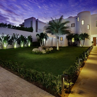 night-view-the-beach-house-track1