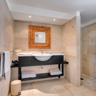 guest-bathdroom-1-lagon-estate-track1