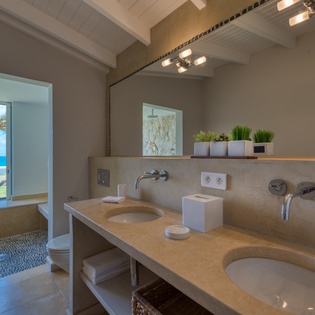 bathroom-1-casa-cervo-track5