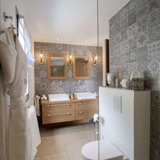 primary-bathroom-vogue-track1
