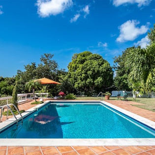 8-05-LesZephyrs-Pool
