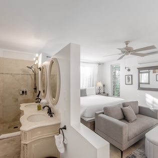 bedroom-3-pearl-west-at-the-pearls-track2