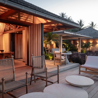 exterior-nightly-3-ti-manoir-voltaire-track3