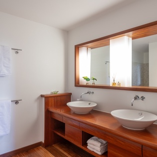 Guest Bathroom 3-Kyr-Track