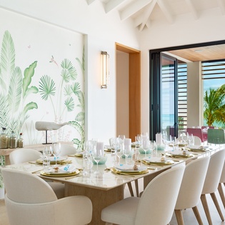 livingroom-2-villa-bristol-breeze-track2