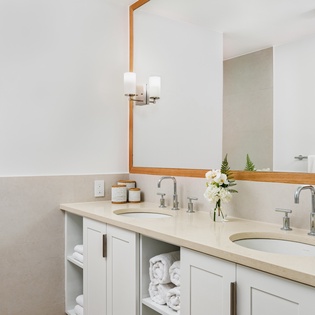 bathroom1-ocean-side-tower-track1