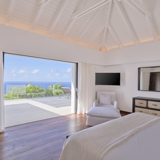 Wake up to breathtaking ocean views from your bed. The vaulted ceiling and sea breeze create pure tropical luxury.