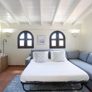 bedroom-4-extra-sofa-joie-de-vivre-track11