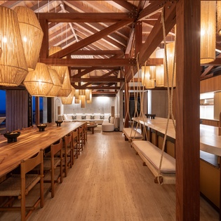 exterior-nightly-3-manoir-voltaire-track5