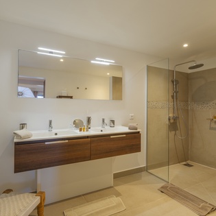 guest-bathroom-3-only-view-track1
