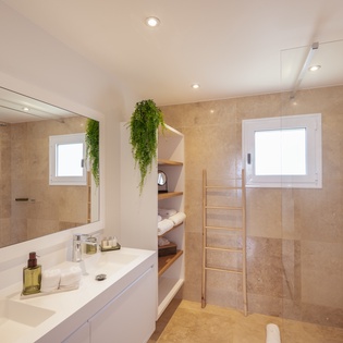 primary-bathroom-anja-track1