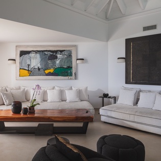 bungalow-living-room-hvhh-track3
