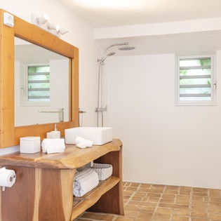 guest-bathroom-1-gaillac-track1