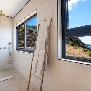bathroom-2-aqua-vista-track4