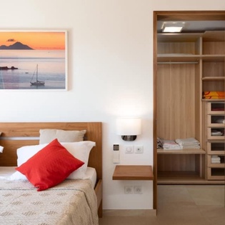 bedroom-1-cypraea-track2