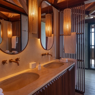 bathroom-1-manoir-voltaire-track1