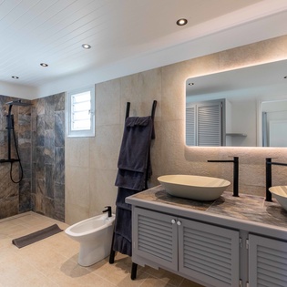 primary-bathroom-polo-track1