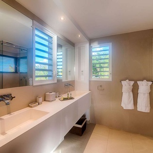 Bathroom at PIE TNS, Beach Side/Baie Longue, St. Martin