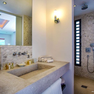 Bathroom at WV GEM, Gouverneur, St. Barthelemy