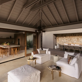 living-room-aqualis-track5
