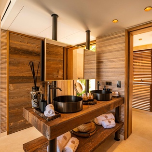 guest-bathroom1-tourmaline-track1