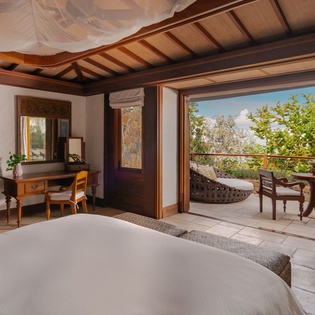 livingroom-9-great-house-track12