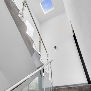 staircase-reve-noir-track1