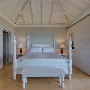 bedroom-1-casa-cervo-track1