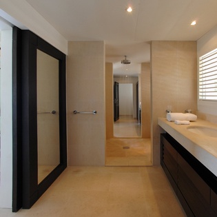 bungalow-bathroom-the-view-track1
