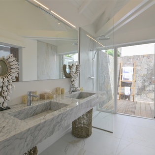 9.3-Coeur-de-Pirate-GuestBathroom1