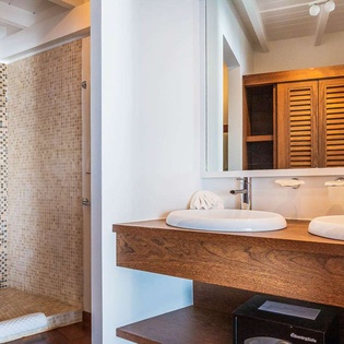 Bathroom at WV MER, Gouverneur, St. Barthelemy
