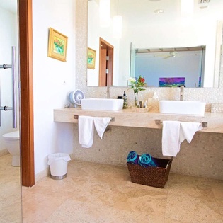 Bathroom at PIE BAH, Beachfront/Cupecoy, St. Martin